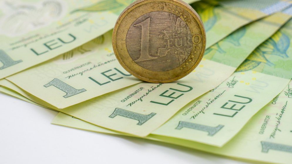 XTB: Cursul leu/euro poate rămâne sub presiune până după moţiunea de cenzură