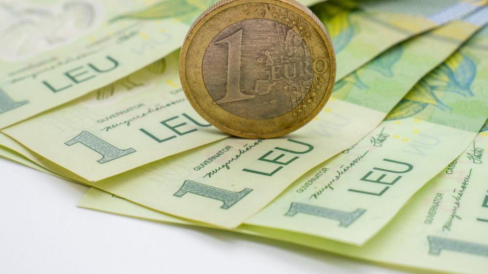 Leul continuă să se deprecieze în fața euro. Cresc îngrijorările privind cursul valutar
