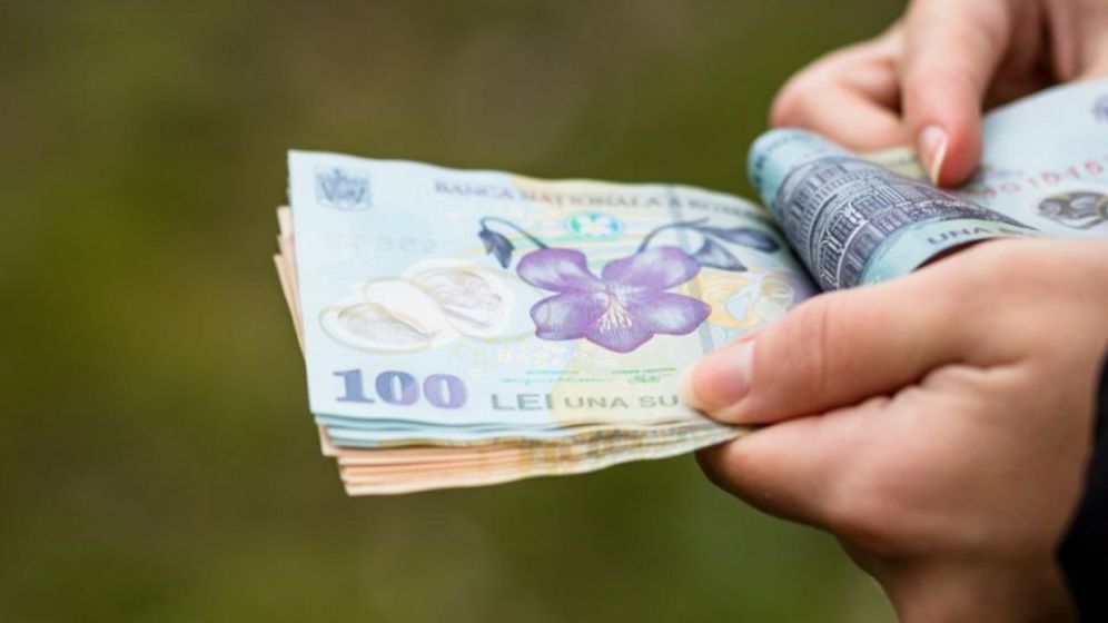 Salarii mai mari pentru unii bugetari. USR: Noi sporuri pilelor de partid din banii românilor