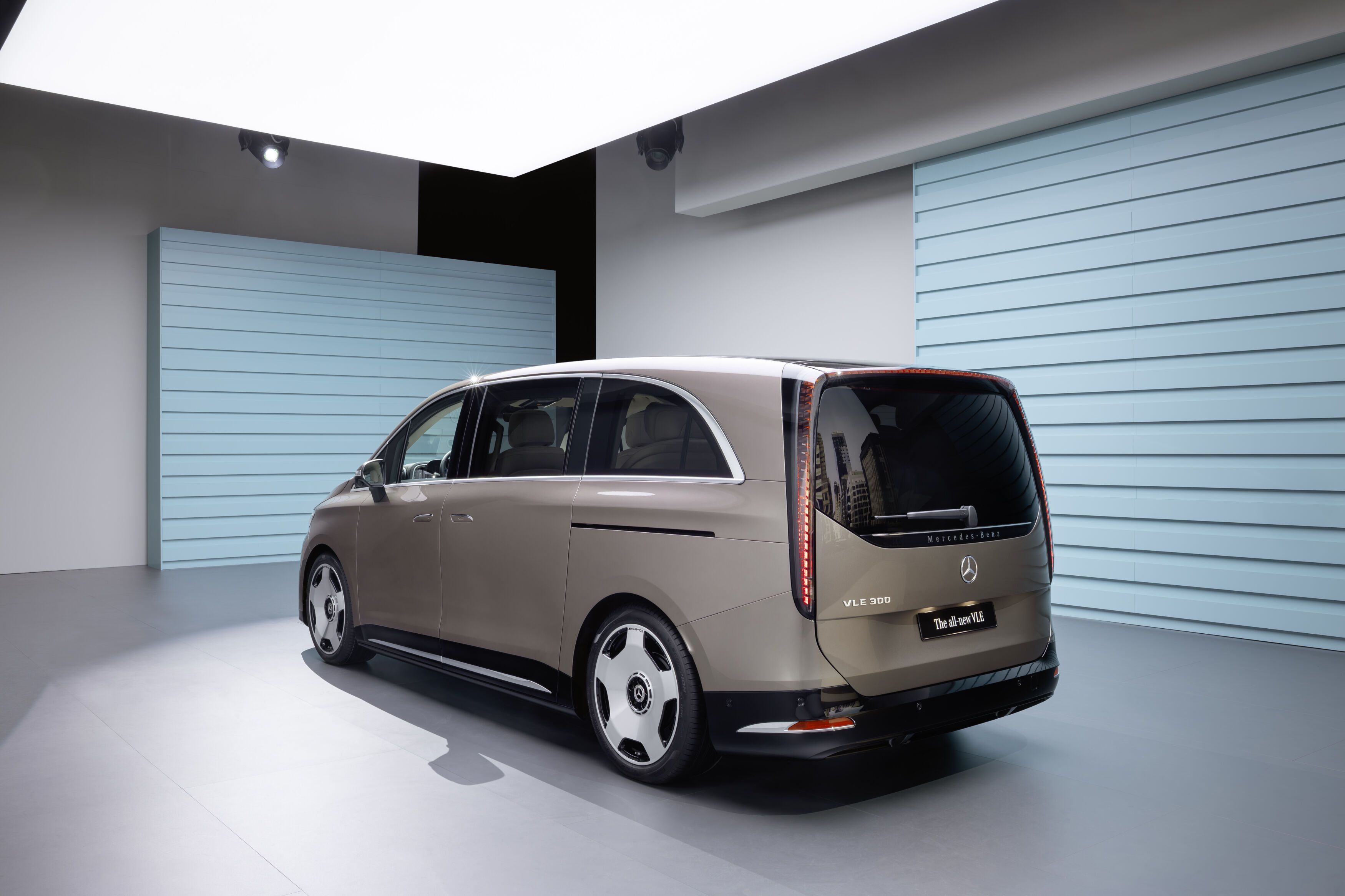 Mercedes-Benz deschide comenzile pentru noul VLE Electric în România. Care sunt prețurile - Poza 2