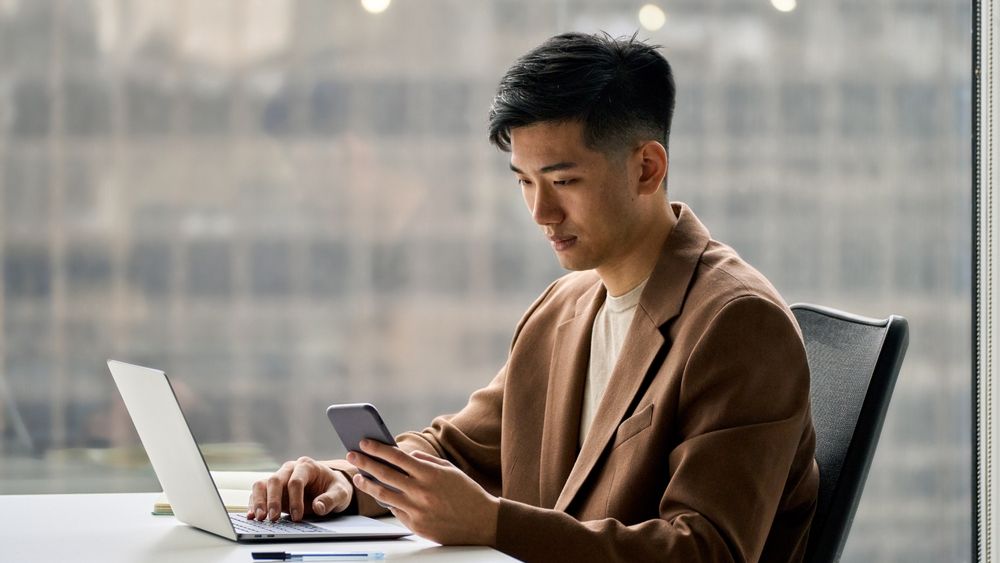 Un nou trend în China: Tinerii plătesc zile de stat la birou pentru a pretinde că muncesc