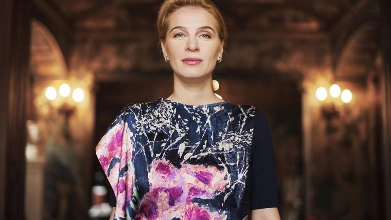 Antreprenoarea care transforma operele de arta in piese vestimentare: Arta se poarta, nu doar se admira