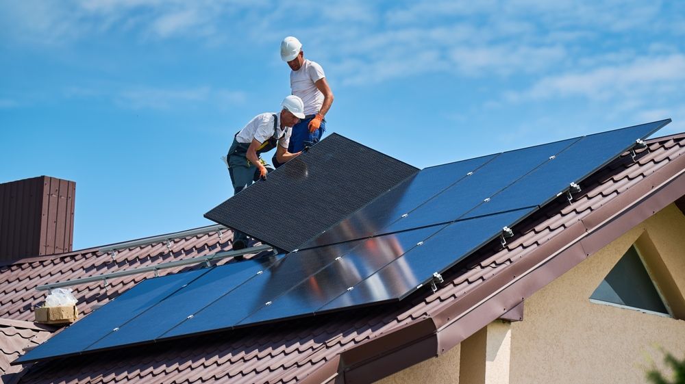 Ce trebuie să știi înainte de a alege panouri solare din portofoliul Casa Instalatorului