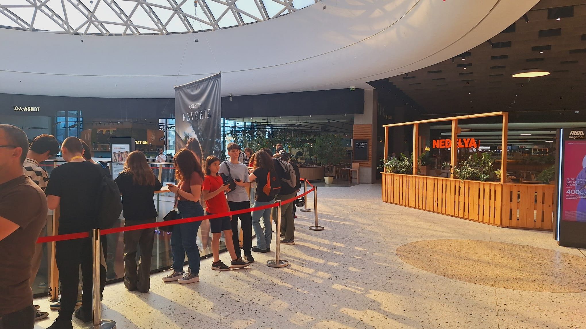 Galerie FOTO S-a deschis primul Wendy's din București: clienții s-au pus la coadă cu o oră înainte pentru a mânca la reducere