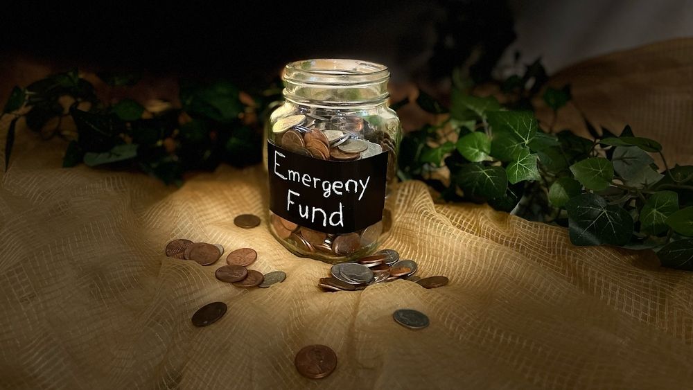 Este riscant să ai toți banii pe card? Cât cash să păstrezi și cum să-ți protejezi fondul de siguranță de paguba inflației