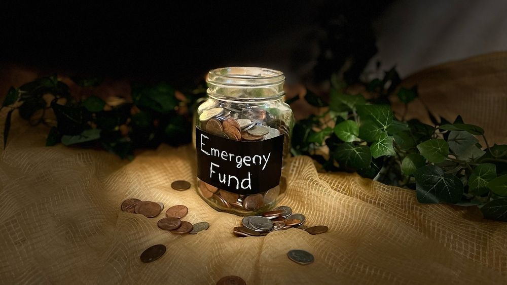 Cum să îți creezi un fond de urgență? Care este suma potrivită și unde îți păstrezi banii