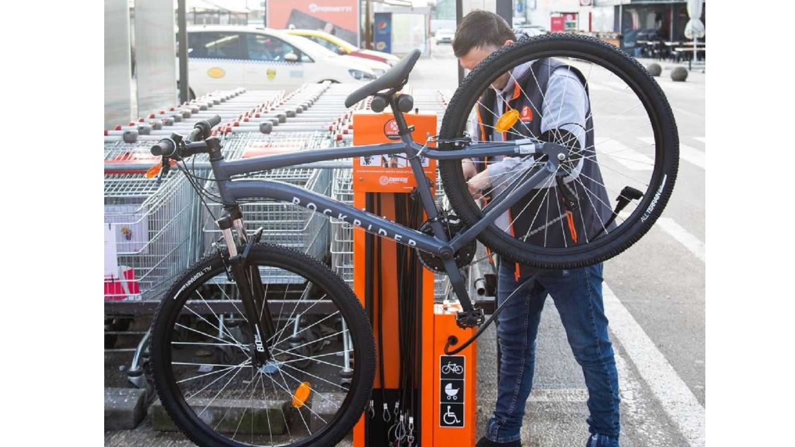 Ceetrus investește în stații gratuite de reparații pentru biciclete în 12 orașe, în centrele comerciale Auchan și Aushopping