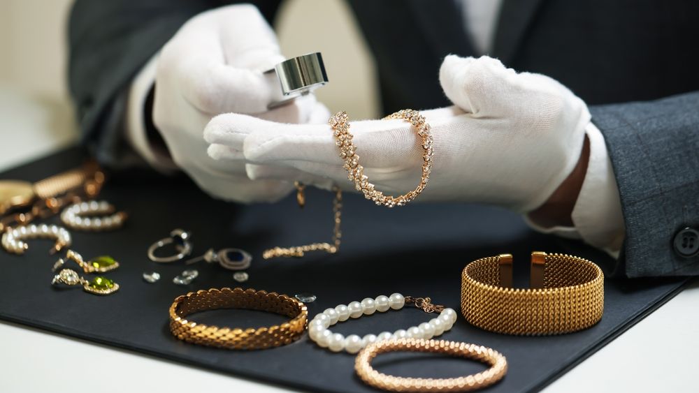 De unde cumperi diamante și bijuterii ieftine în luna femeilor? Sfaturi de la un expert în metale prețioase