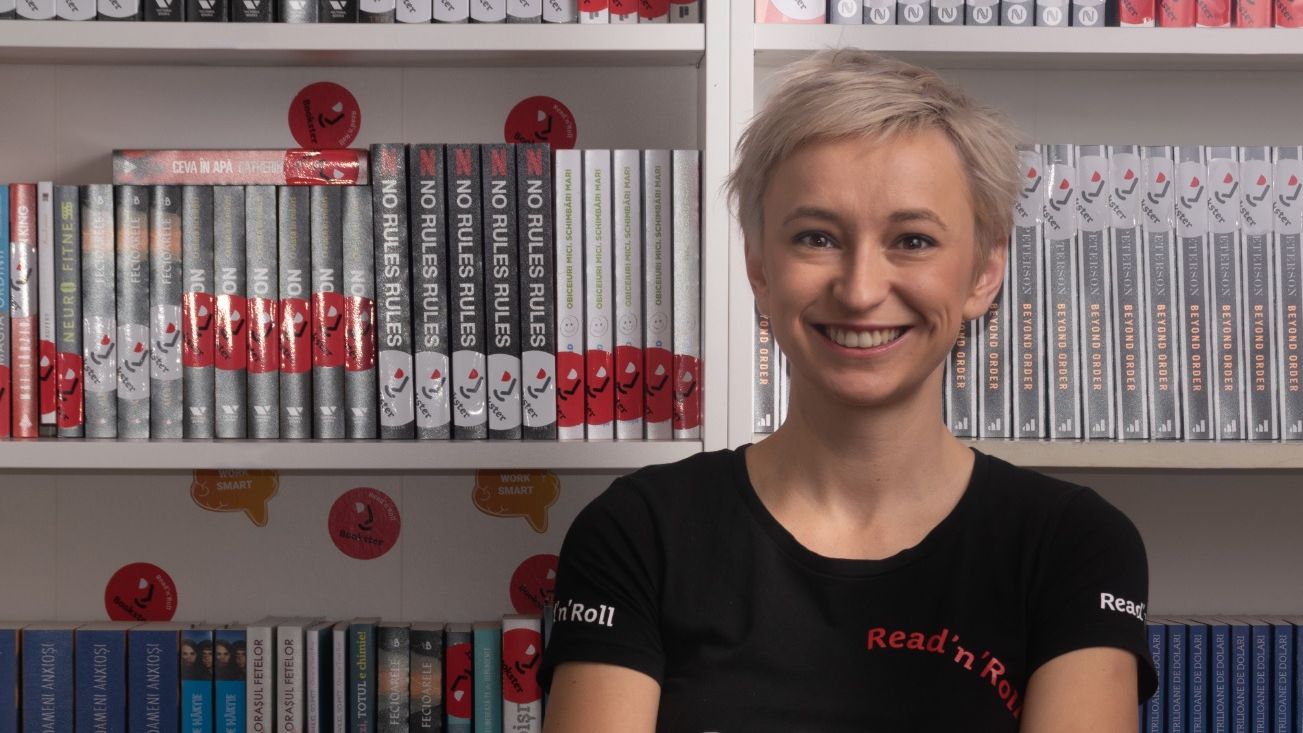 Interviu cu Laura Popescu, HR Bookster: "Ne dorim să îi găsim pe acei viitori colegi care rezonează cu misiunea noastră de a încuraja dezvoltarea prin lectură și care se potrivesc cu valorile noastre."