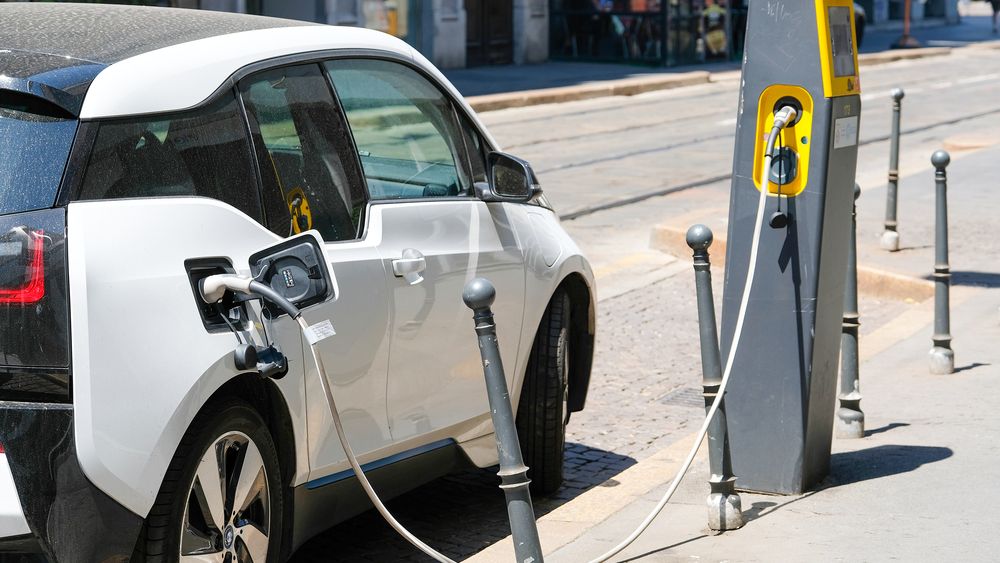 Italia vrea să amâne interzicerea motoarelor termice în Europa. Meloni: Ne autodistrugem