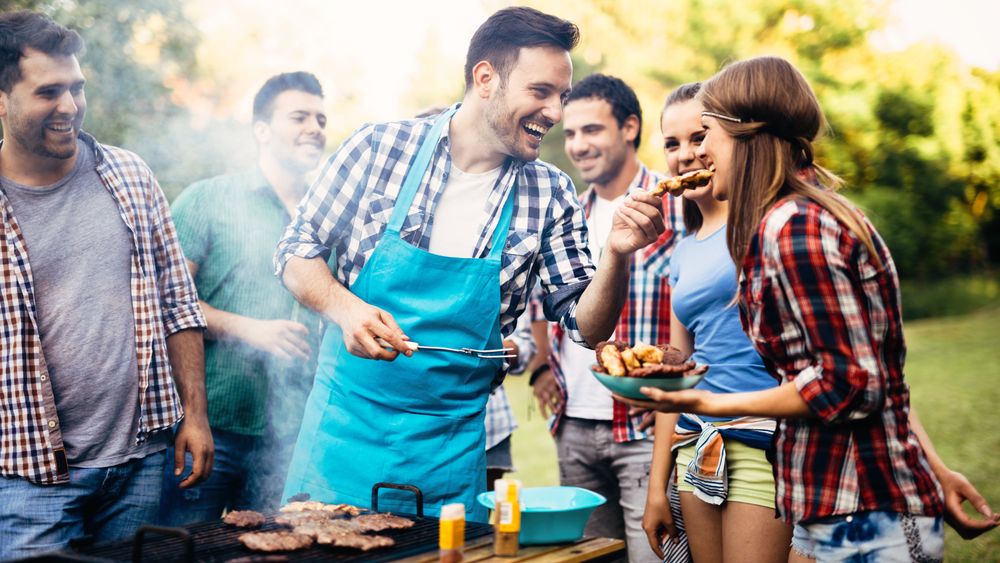 Peste jumatate dintre romani stau acasa in mini-vacanta de 1 mai, potrivit unui studiu Provident
