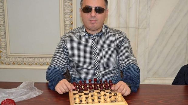 Povestea romanului cu deficiente de vedere care a castigat jocul de sah al vietii
