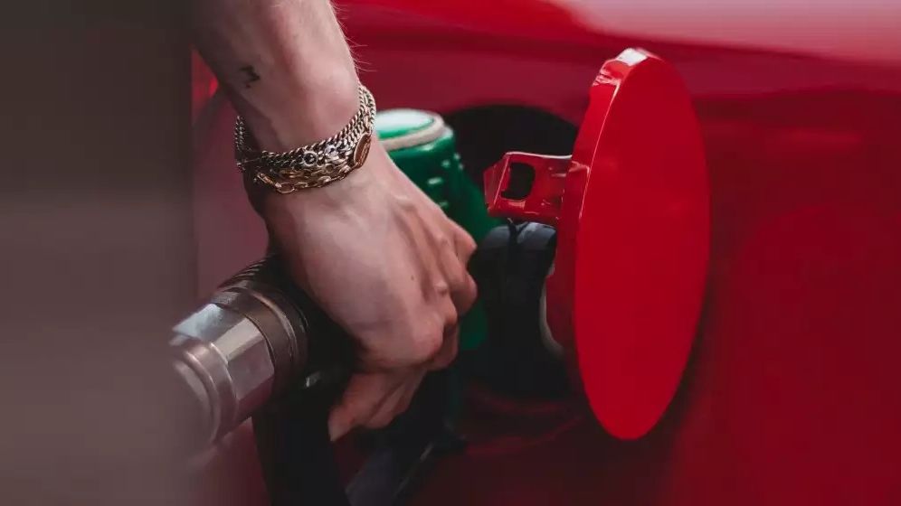 Preţul carburantului la pompă va fi compensat cu 50 de bani. Pentru cât timp se va aplica măsura
