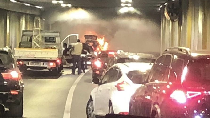 BREAKING: O mașină a luat foc în Pasajul Unirii din Capitală