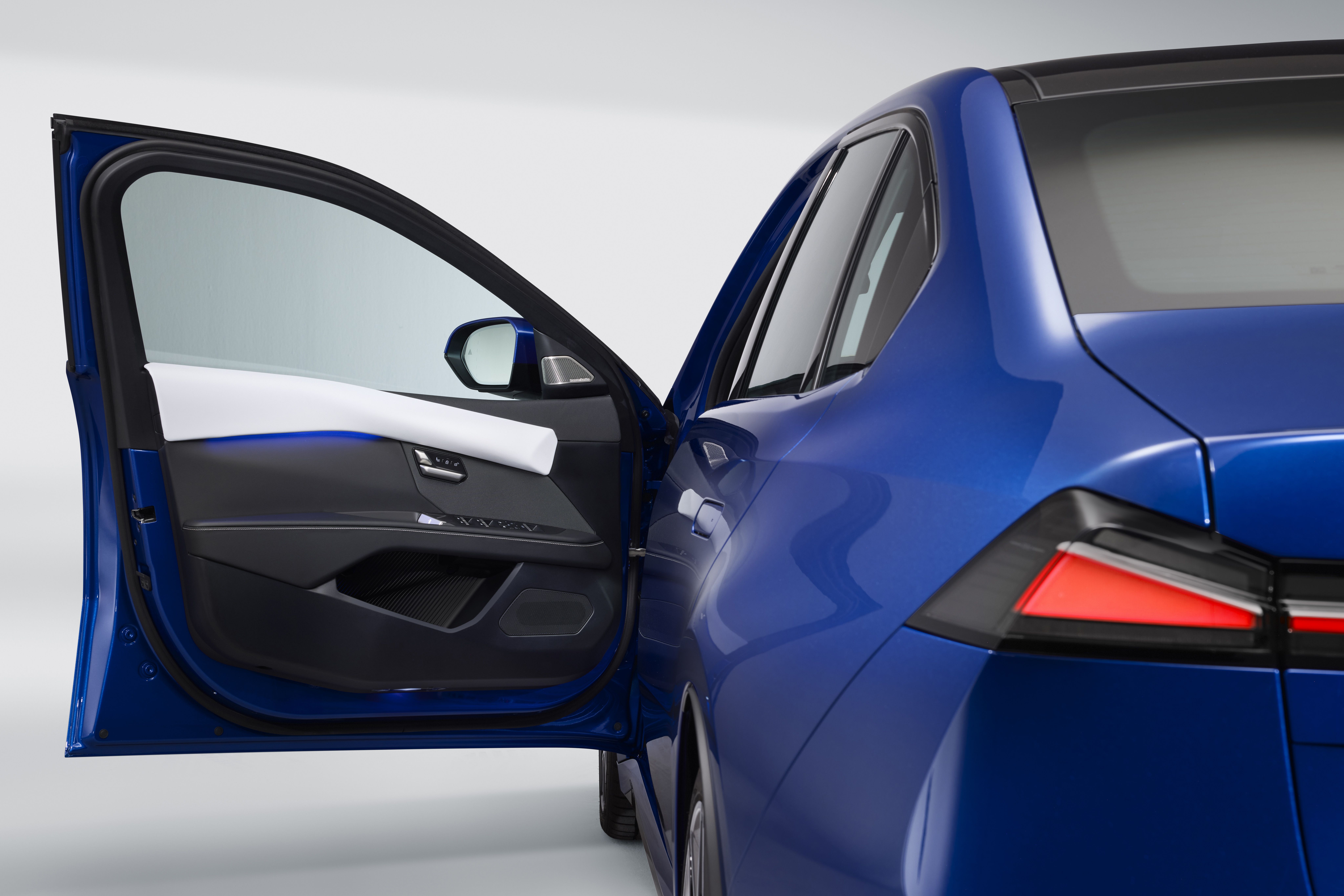 FOTO | BMW aduce rețeta „Neue Klasse” în lumea berlinelor. Ce autonomie și ce performanțe are noul i3 - Poza 12