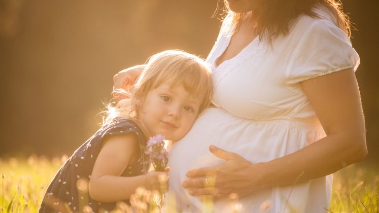 Guvernul spune ca a rezolvat impactul dat de OUG 3/2018 asupra indemnizatiilor pentru mame, insa CAS de 25% se aplica din toamna cu noi efecte dupa Revolutia Fiscala