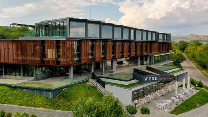 Doi români au inaugurat cel mai nou hotel de patru stele din Hunedoara, după o investiție de 6,5 milioane de euro