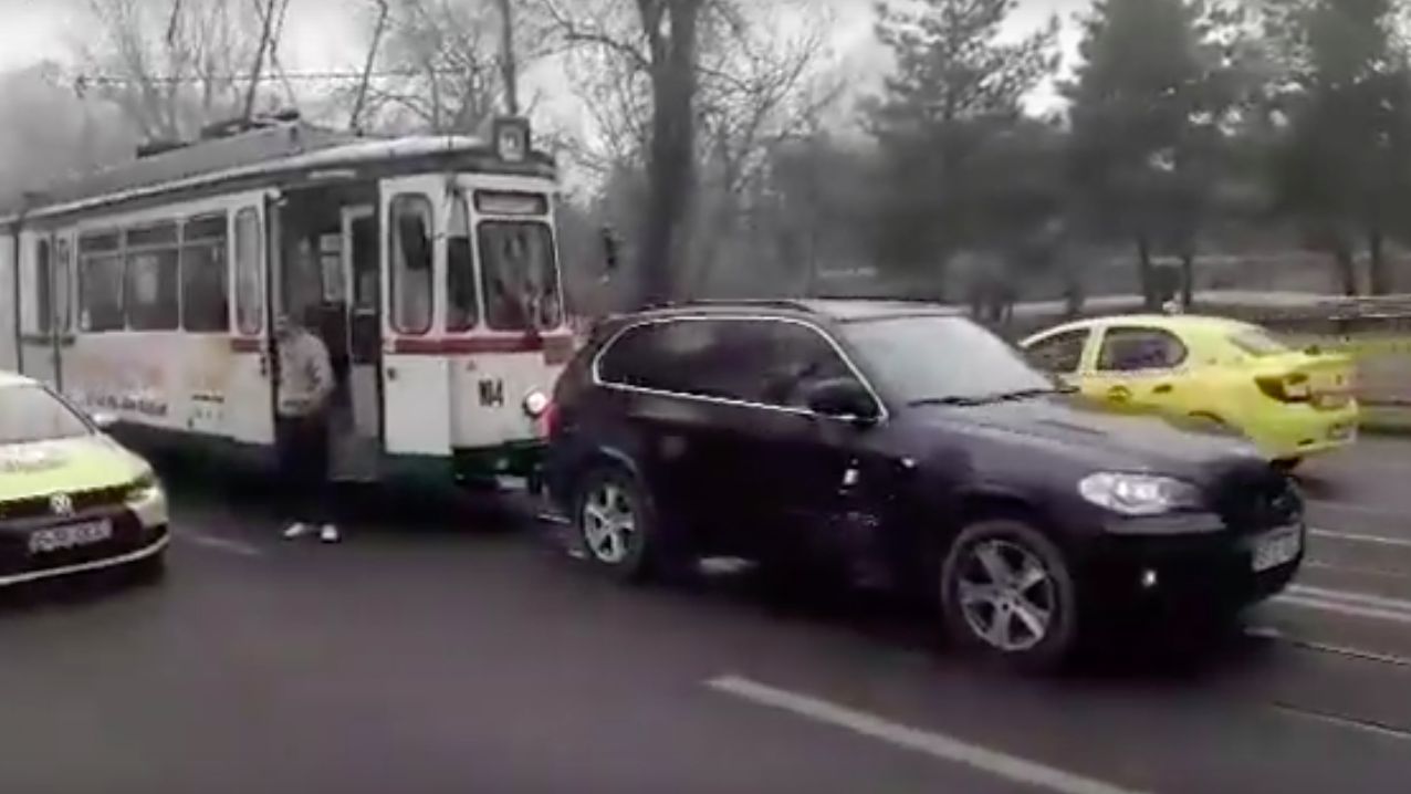 Si totusi de ce posesorii de BMW iubesc atat de mult mersul pe linia de tramvai?