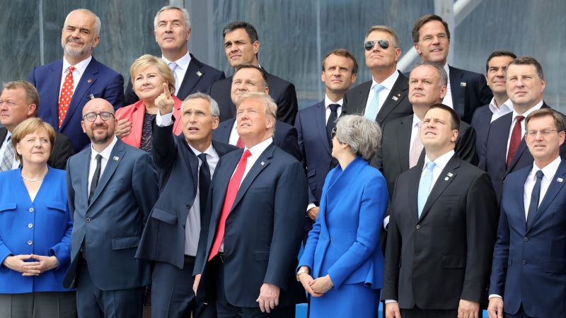 Disputa intre aliati la summitul NATO. Contre intre Merkel si Trump, dupa ce liderul SUA acuza Germania ca este "prizoniera" Rusiei