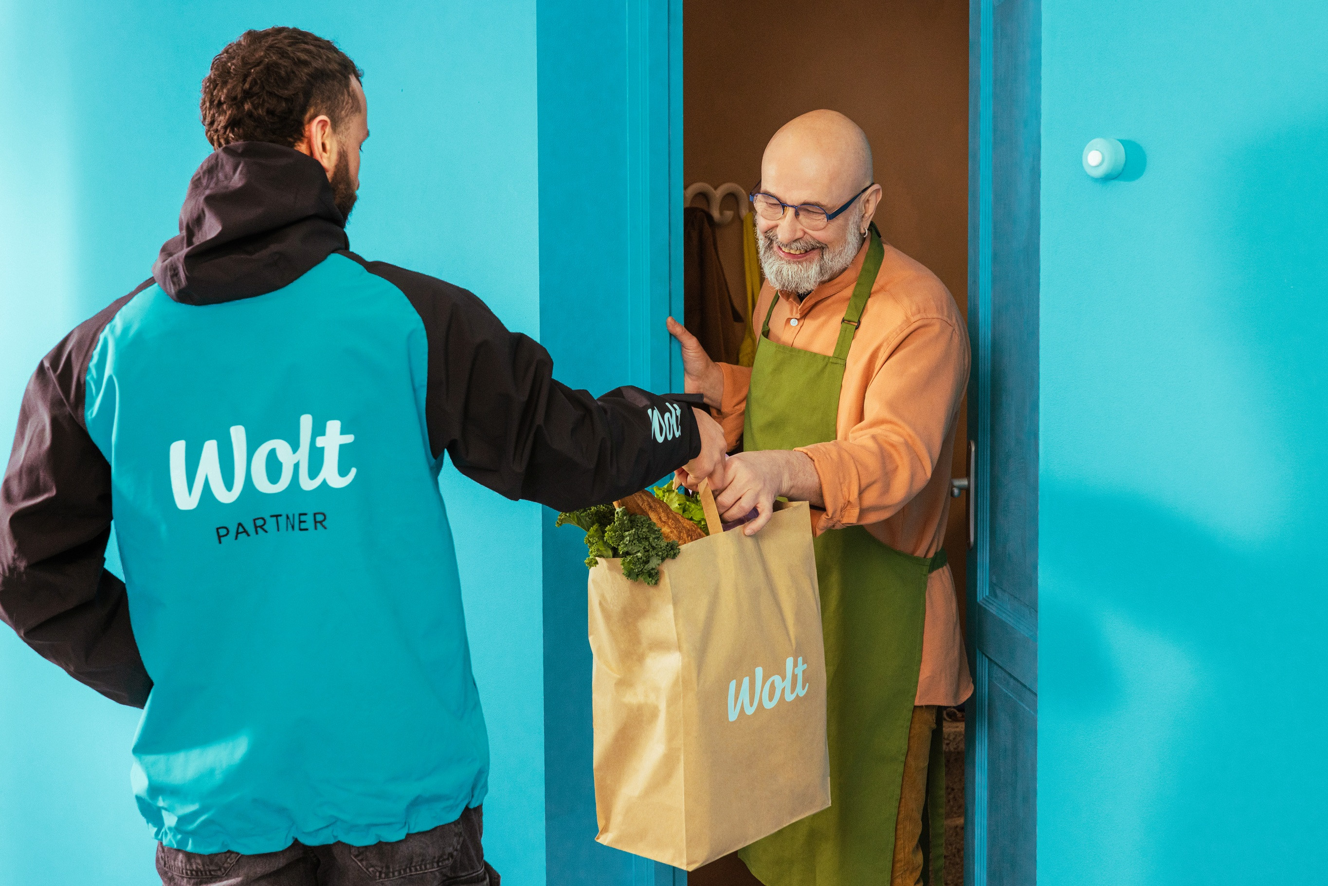 Românii care plătesc cu Revolut pe Wolt primesc puncte: Le pot folosi pentru mâncare, mile aeriene sau cazări