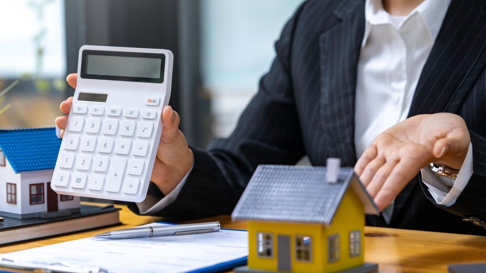 Noile taxe și impozite imobiliare, un ghimpe în coasta cumpărătorilor. Românii se gândesc să amâne decizia de cumpărare a unei locuințe