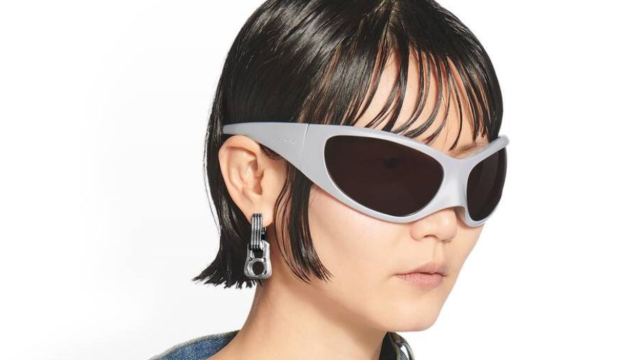 Balenciaga propune un cadou pentru prietena „punkistă” de 450 de euro - cercei în formă de cheițe de cutie de bere