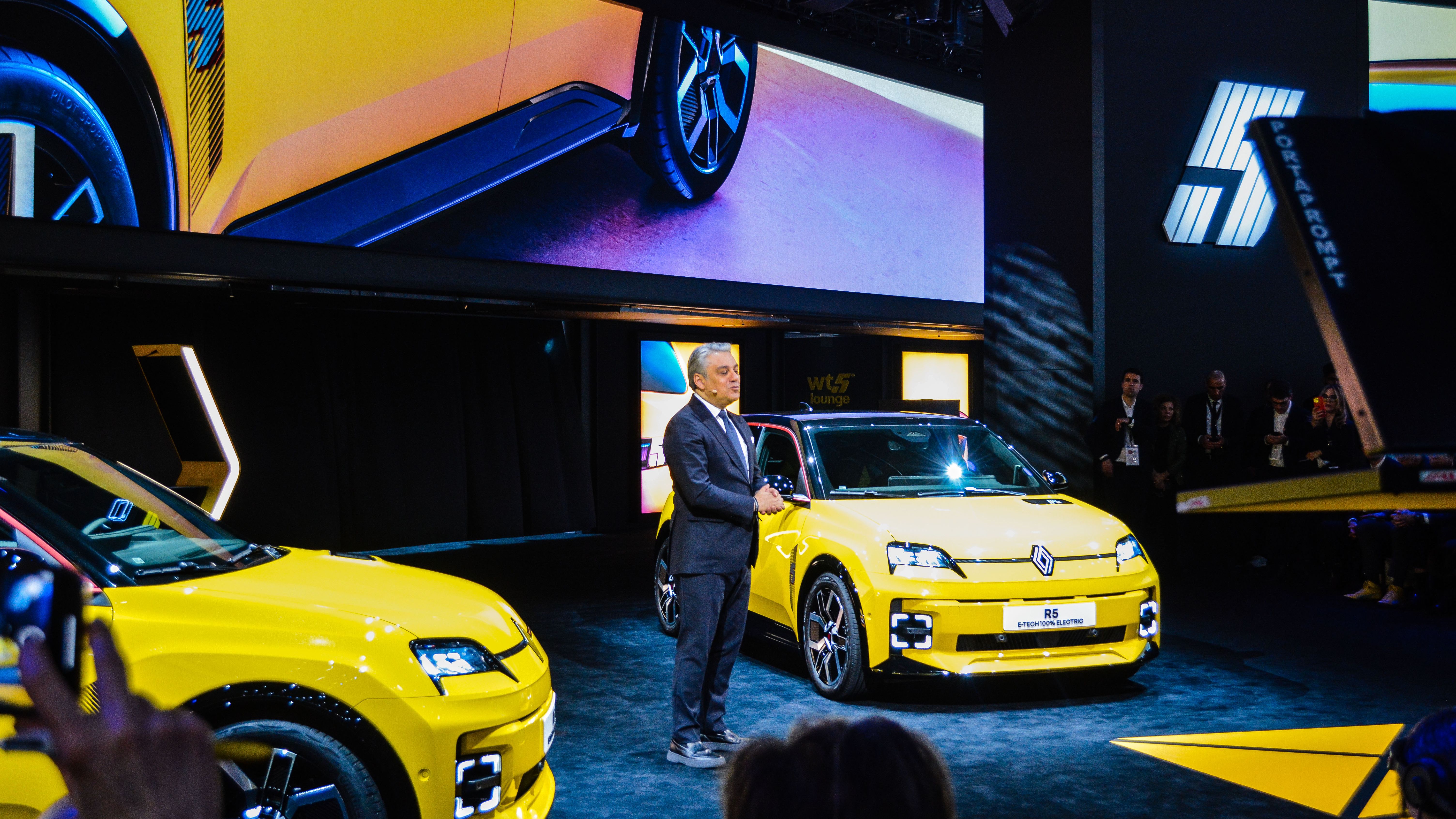 Noul Renault 5 este primul EV ieftin făcut în Europa de "părintele" Dacia și are autonomie de 400 kilometri