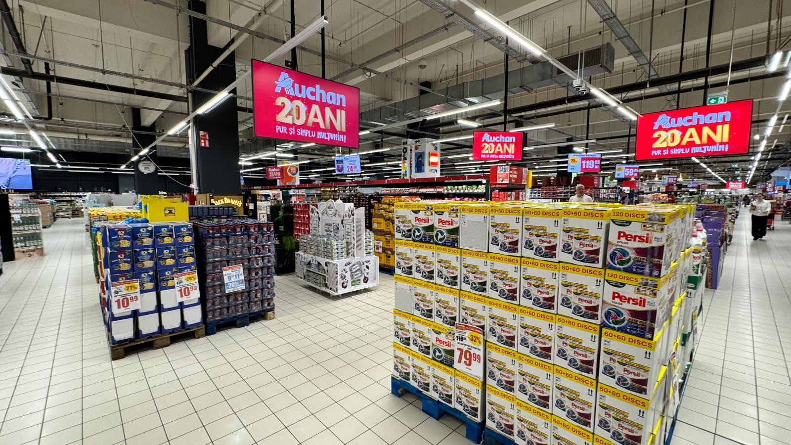 Umpli repede coșul, poți pleca fără să plătești. Auchan dă cumpărături gratis de aniversare și, pentru „ghinioniști”, reduceri de până la 50%