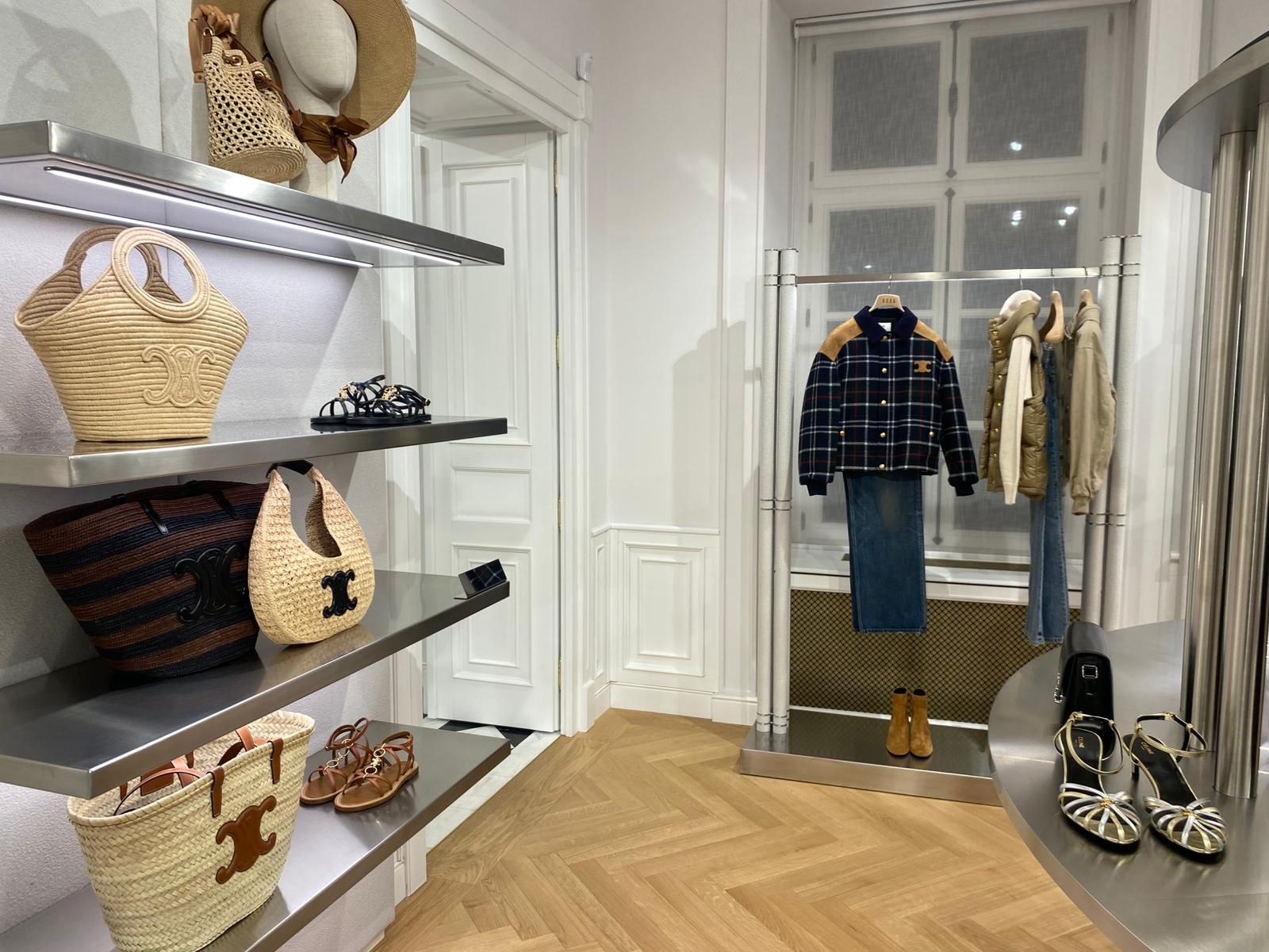 FOTO: Palatul Știrbei din Capitală a fost transformat într-un mall de lux. Cum arată noul spațiu pentru bogați - Poza 7