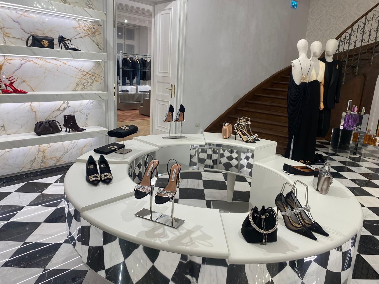 FOTO: Palatul Știrbei din Capitală a fost transformat într-un mall de lux. Cum arată noul spațiu pentru bogați - Poza 5