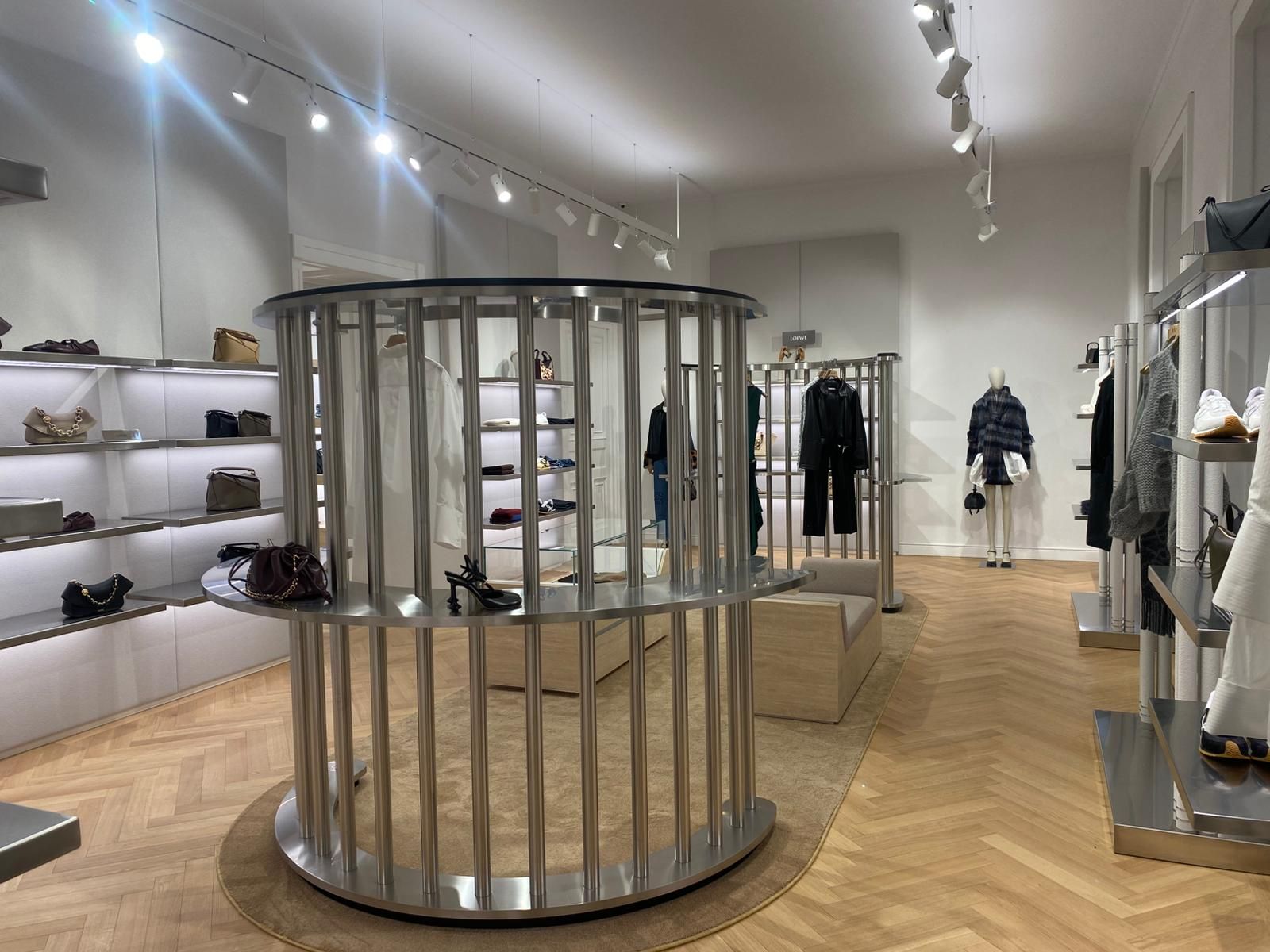 FOTO: Palatul Știrbei din Capitală a fost transformat într-un mall de lux. Cum arată noul spațiu pentru bogați - Poza 11