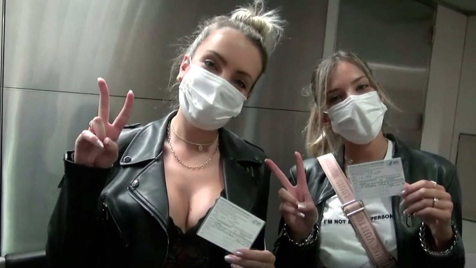 VIDEO | O taiwaneză a cheltuit 18.000 de dolari pentru a merge în SUA să se vaccineze