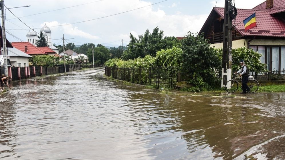 Pompierii continuă să lupte cu starea cauzată de inundație