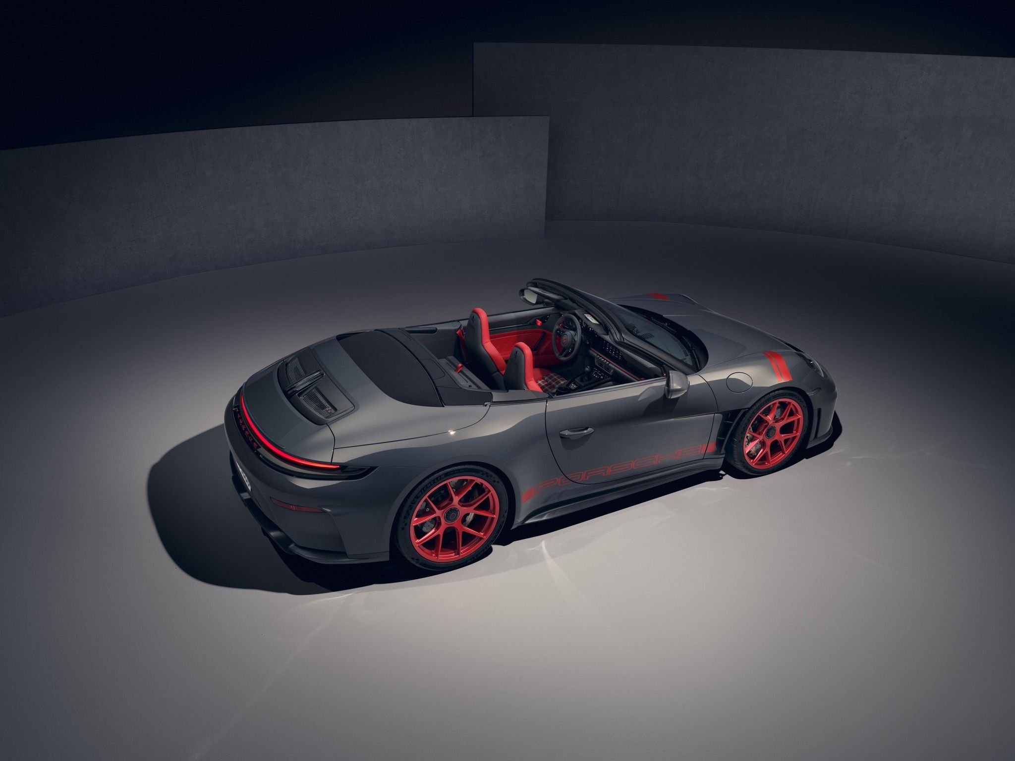 FOTO | Porsche prezintă prima versiune decapotabilă a lui 911 GT3. Modelul este disponibil exclusiv cu transmisie manuală - Poza 2
