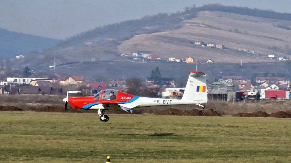 O bucată de tablă cât capota unei maşini s-a desprins dintr-un avion în zbor, în județul Mureș