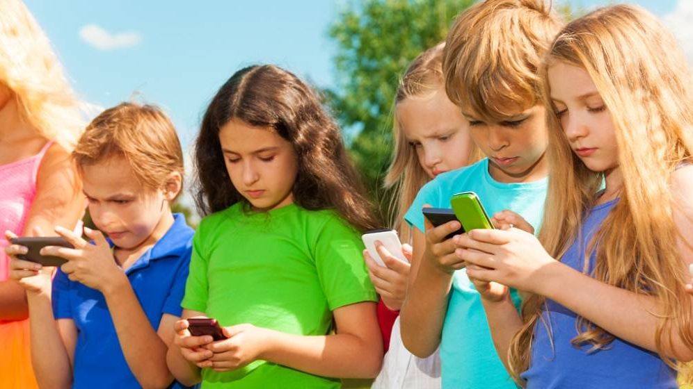 Experții spun că interzicerea telefoanelor nu este benefică pentru copii. Ce înseamnă pentru dezvoltarea acestora
