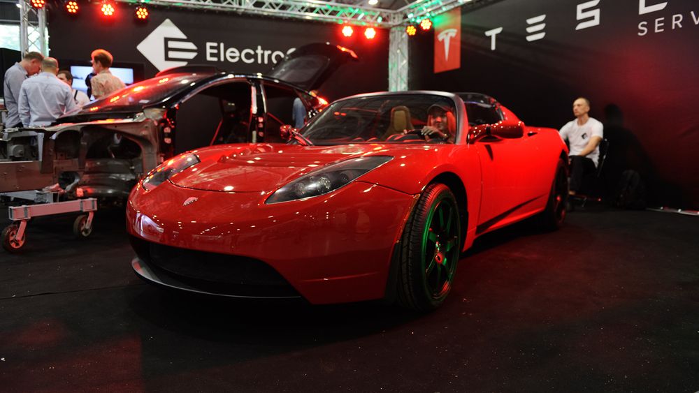 Asteroidul cu volan: Tesla pusă pe orbită de Musk, confundată cu un obiect ceresc