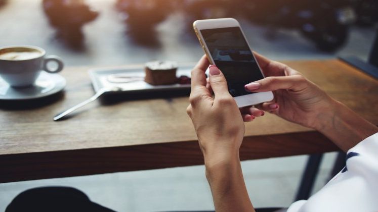 Apple, dat in judecata pentru ca a blocat iPhone-urile a sute de clienti