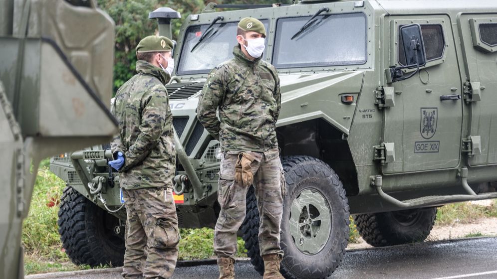 Armata patrulează pe străzile din Madrid după ce a fost reintrodusă carantina, ca urmare a creșterii alarmante a cazurilor de COVID-19