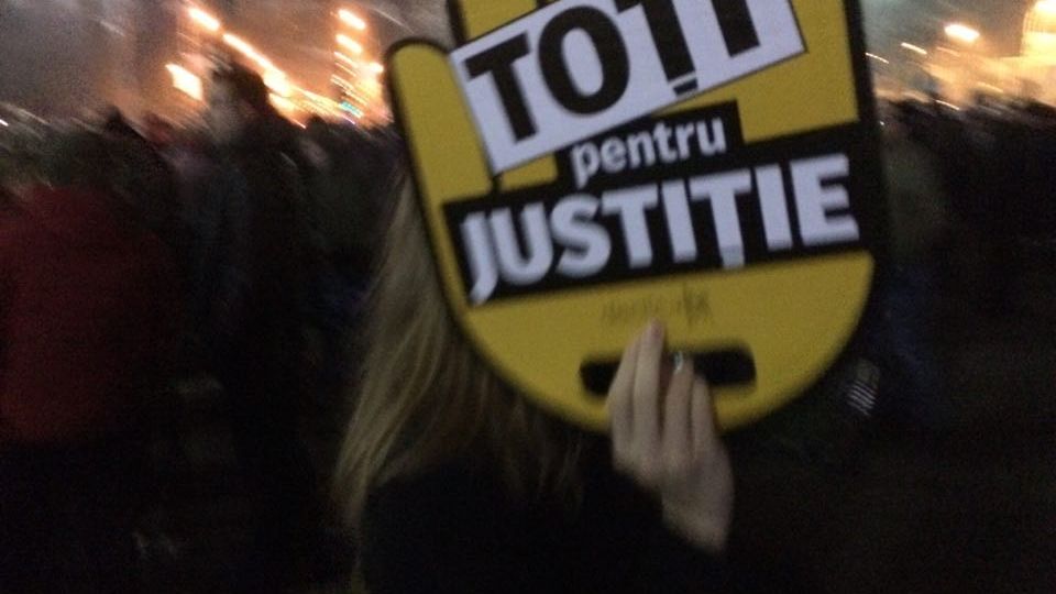 GALERIE FOTO: Mii de oameni protesteaza in Bucuresti in acest moment