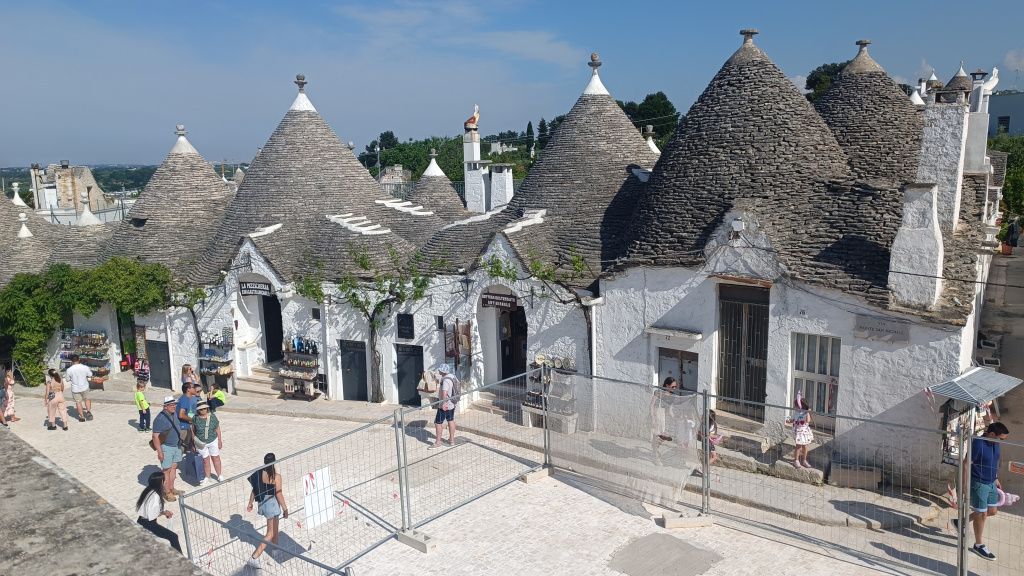 GALERIE FOTO: Alberobello, locul de unde s-au inspirat românii care au construit Castelul de Lut Va - Imagine 15
