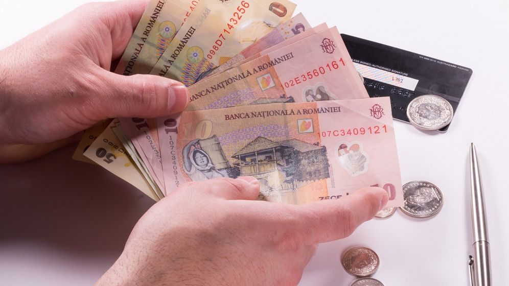Cat cheltuie romanii pe produsele nealimentare? Tigarile, pe primul loc in top