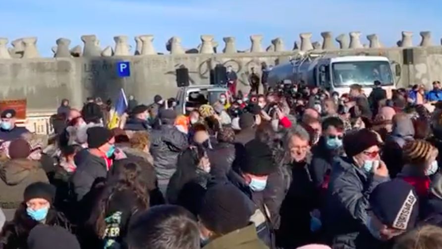 Mii de oameni înghesuiți la slujba de Bobotează organizată de Teodosie la Constanța