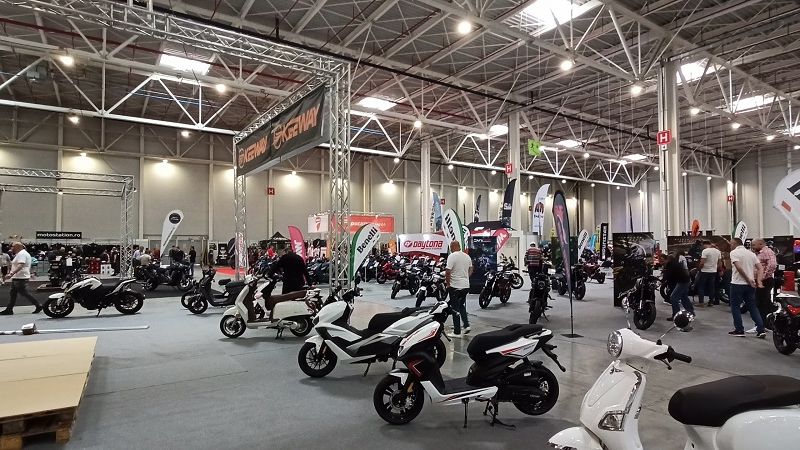 Salonul Moto București 2022 - mici cu pâine și motociclete