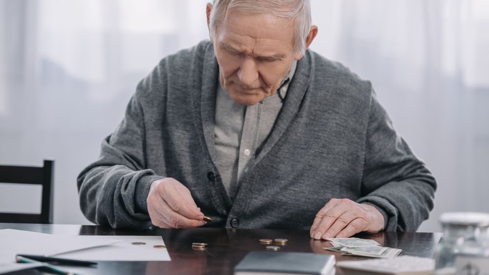 Nou proiect de lege privind cumulul pensie-salariu: tăiere de 85% a pensiei speciale pentru angajații de la stat. Cine este exceptat