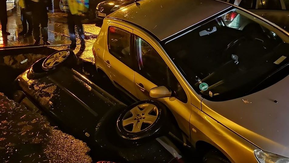 [FOTO] Bucuresti, 2019: Doua masini cazute intr-o groapa RADET