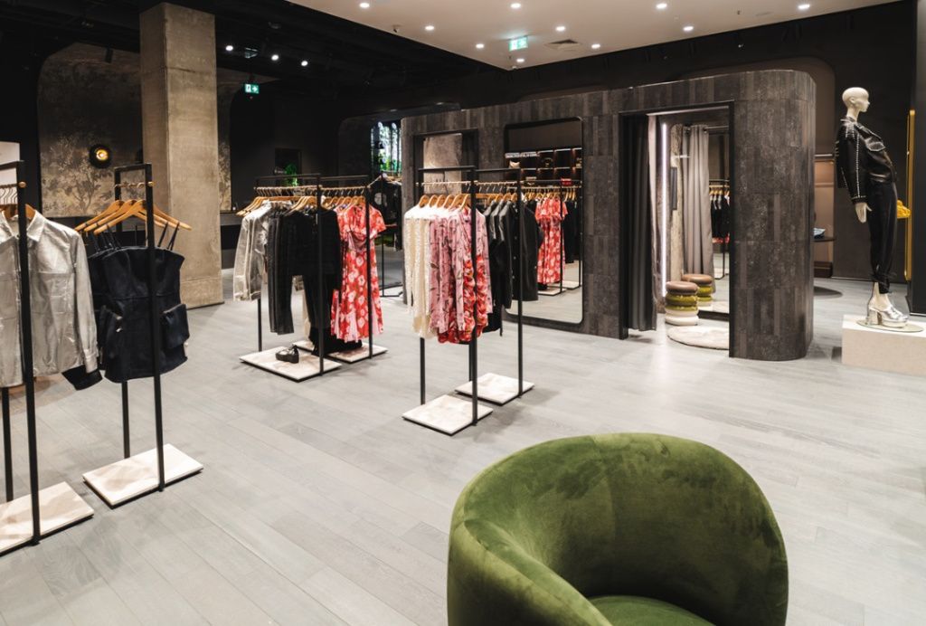 Fashion: Answear lansează primul său concept store. Are cafenea, loc de personalizare a articolele - Imagine 2
