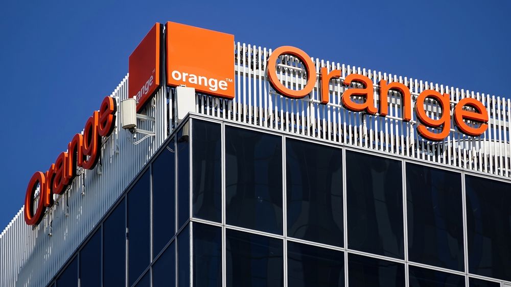 Orange, atacat de hackeri. Mii de documente interne din România au fost furate