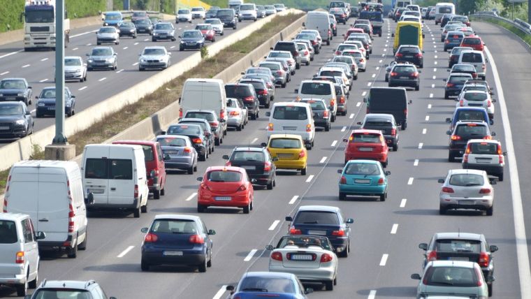 Trafic ingreunat pe mai multe drumuri din tara; se circula in coloana pe Valea Prahovei si la intrarea in Bucuresti de pe A1
