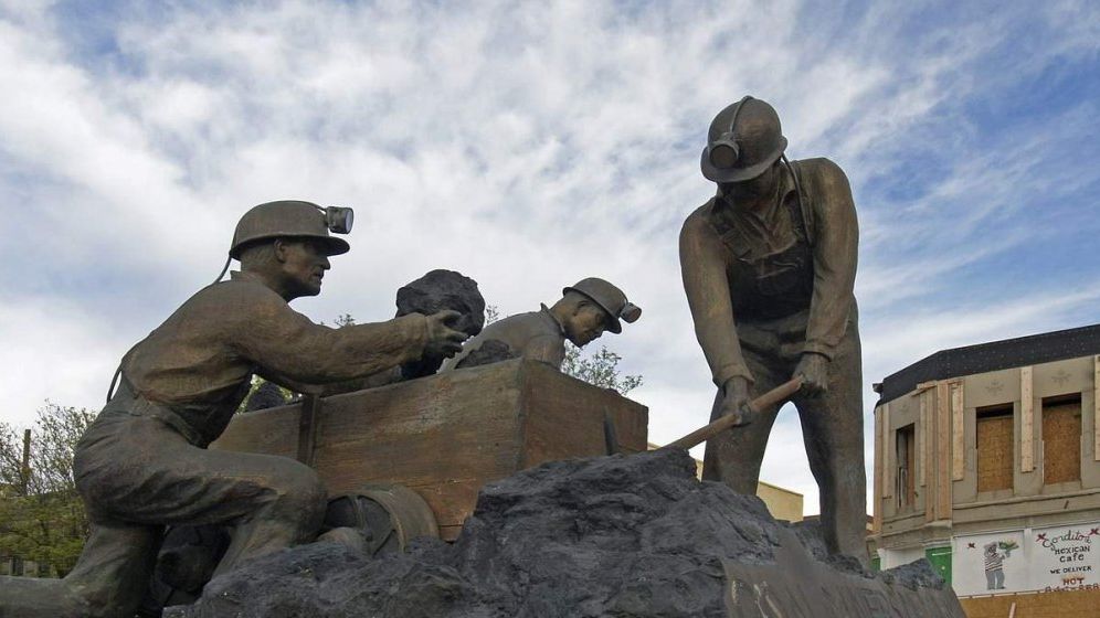 Miile de mineri de la CE Oltenia continua greva si marti, nemultumiti de oferta inaintata de conducerea companiei. Sistemul energetic, pus in pericol